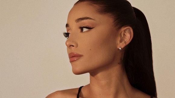 Ariana Grande não se cala e rebate body shaming com vídeo: "Não surte com isso"