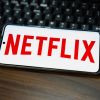 Netflix passa a cobrar R$ 12,90 por perfil que estiver utilizando sua senha. Saiba o que fazer