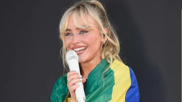 "Sou uma put*": Sabrina Carpenter arrisca no português e causa na web em show no MITA 2023