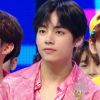 Kim Taehyung, do BTS, aparece com cabelo novo e saúde dos fios preocupa fãs