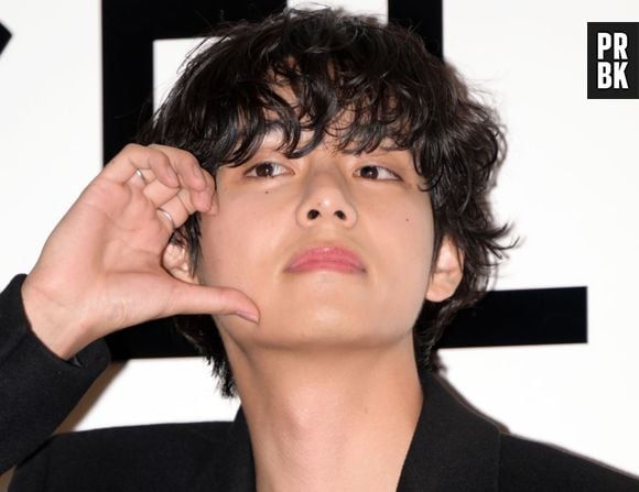 Kim Taehyung, do BTS, aparece com cabelo novo e saúde dos fios preocupa fãs: "Destruído"