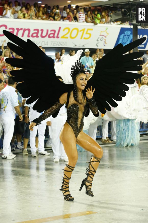 Sabrina Sato desfila para a escola Vila Isabel durante o primeiro dia das Escolas do Grupo Especial