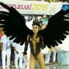 Durante o desfile da escola Vila Isabel, Sabrina Sato mostra que tem samba no pé