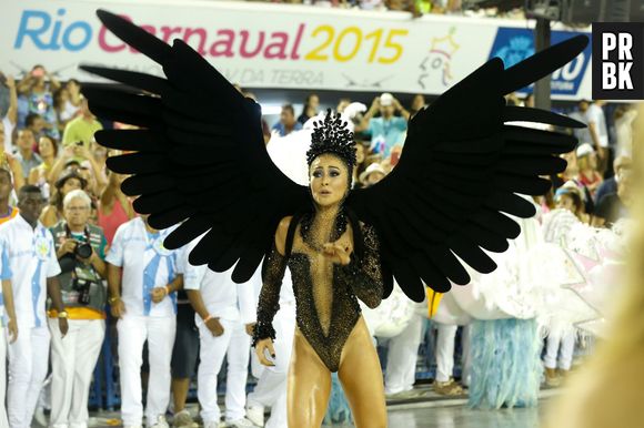 Durante o desfile da escola Vila Isabel, Sabrina Sato mostra que tem samba no pé