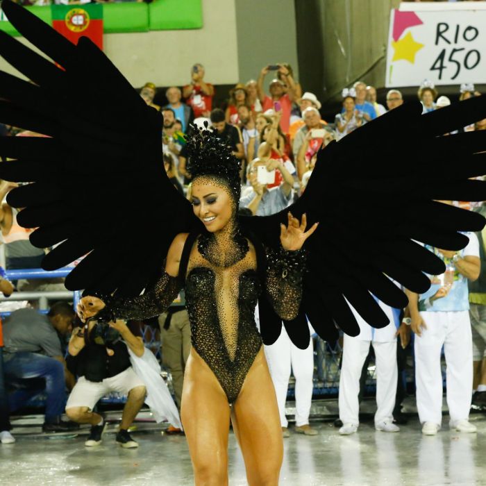  Sabrina Sato agita o sambodr&amp;oacute;mo durante o carnaval carioca 