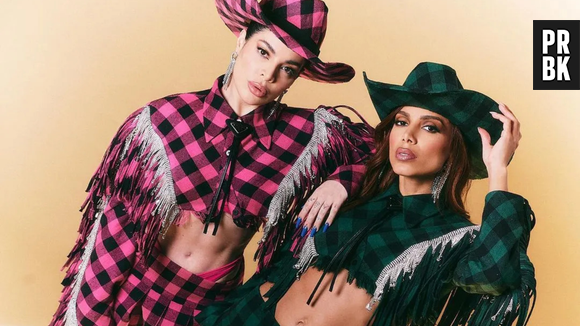 Anitta e GKay combinaram de usar o xadrez clássico de forma sexy para arrasar na festa junina