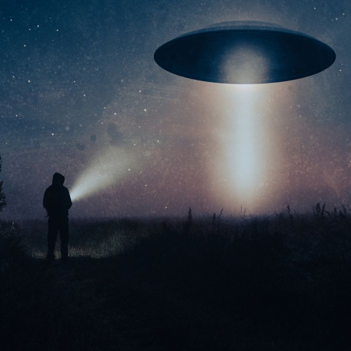 Sonhar com o fim do mundo com alienígenas:  indica que você tem medo do desconhecido, de coisas que ainda nunca viu, viveu ou conquistou. É um sinal de que você acha o futuro assustador 