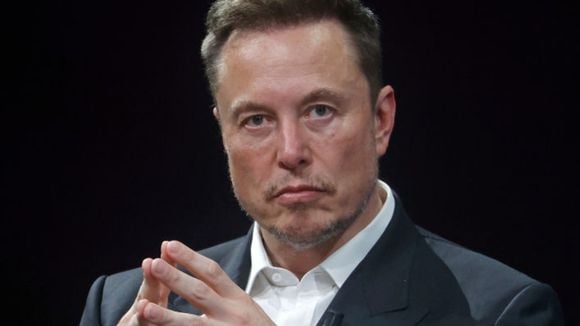 Elon Musk muda nome e ícone do Twitter: rede social do passarinho agora é X