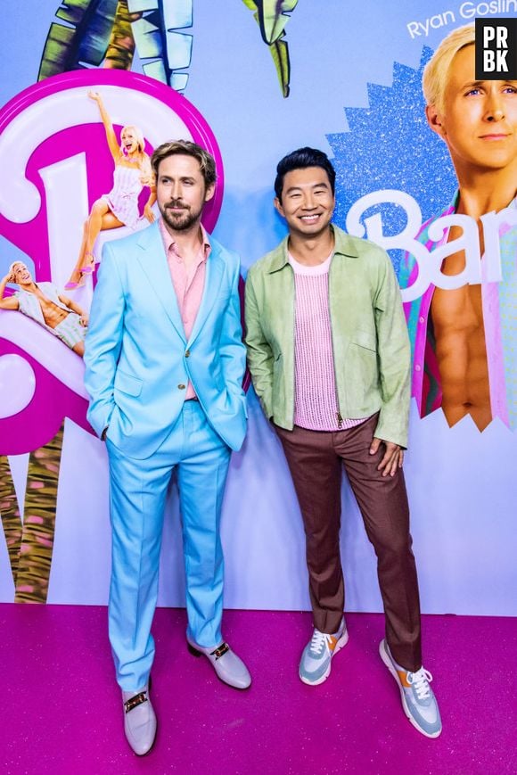 Ryan Gosling e Simu Liu, de "Barbie", protagonizam climão em evento por mão na cintura