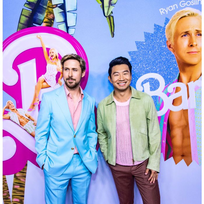 Ryan Gosling e Simu Liu, de &quot;Barbie&quot;, protagonizam climão em evento por mão na cintura