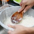 Lavar o arroz é uma técnica adorada por muitos e condenada por outros
