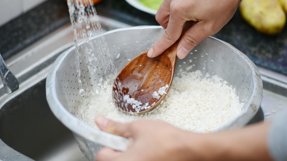 Enquanto os especialistas em culinária debatem se deve lavar o arroz, a ciência resolveu o debate há muito tempo