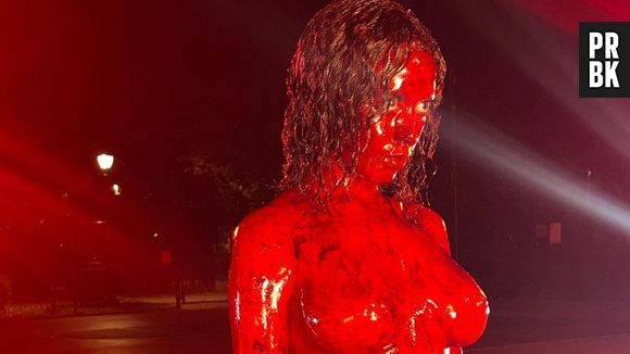 Estátua de Doja Cat ensanguentada foi colocada em Nova York