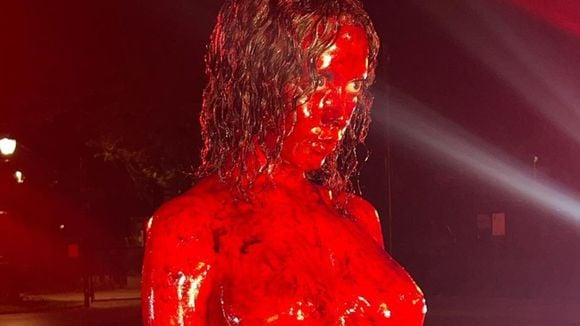 "Demoníaca"! Estátua de Doja Cat coberta de sangue causa pavor em Nova York e web detona cantora