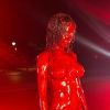 Estátua de Doja Cat ensanguentada é extremamente realista