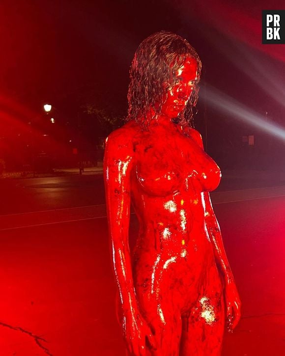 Estátua de Doja Cat ensanguentada é extremamente realista