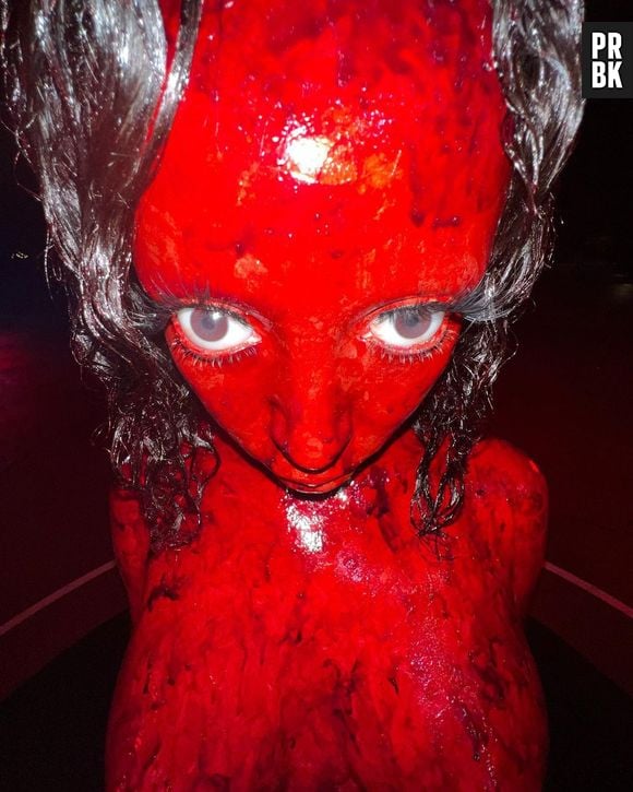 Estátua de Doja Cat coberta de sangue é estratégia de marketing do novo álbum