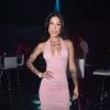 Tati Zaqui optou por vestido rosa claro bem justinho