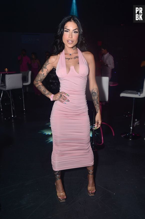 Tati Zaqui optou por vestido rosa claro bem justinho