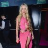 Yasmin Brunet apostou em vestido pink cheio de recortes