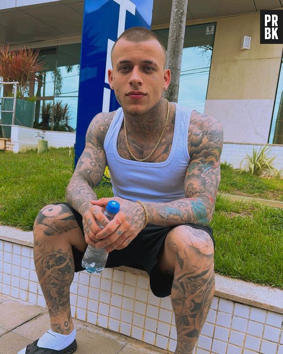 Tatuagem do rosto de Mc Pedrinho no bumbum viralizou na internet