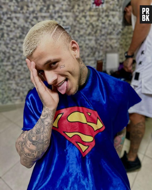 Mc Pedrinho faz tatuagem no bumbum e desenho é seu próprio rosto