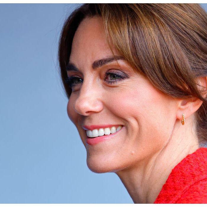  Com novo penteado, Kate Middleton realça elegância em caminhada 
