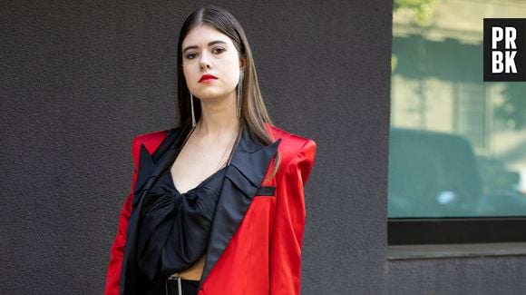 Blazer vermelho e blusa estilosa preta é um clássico que não tem erro para o show do The Weeknd