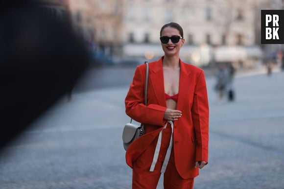 O paletó vermelho com um top curto por baixo fica estiloso e mais fresco para o calor