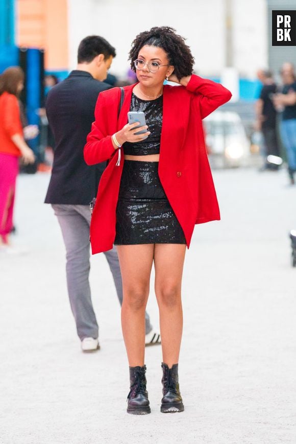 Combinar o paletó vermelho com um lookinho preto fica incrível