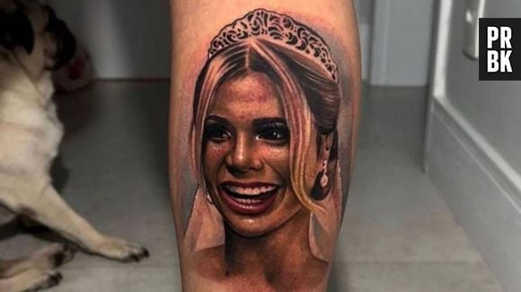 Tatuagem de MC Guimê com rosto de Lexa foi coberta por outra