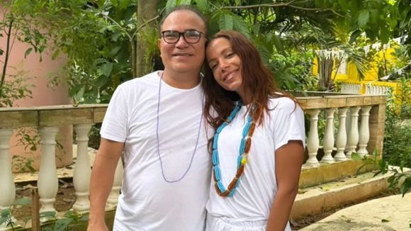 No Brasil, Anitta visita Pai de Santo! Além dela, estes 6 famosos também seguem religiões de matriz africana