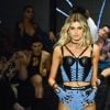 Conjunto de corset e hot pants usado por Camila Queiroz na SPFW é usado por Gkay na Farofa