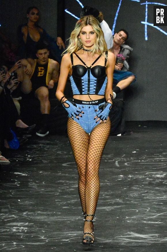 Conjunto de corset e hot pants usado por Camila Queiroz na SPFW é usado por Gkay na Farofa