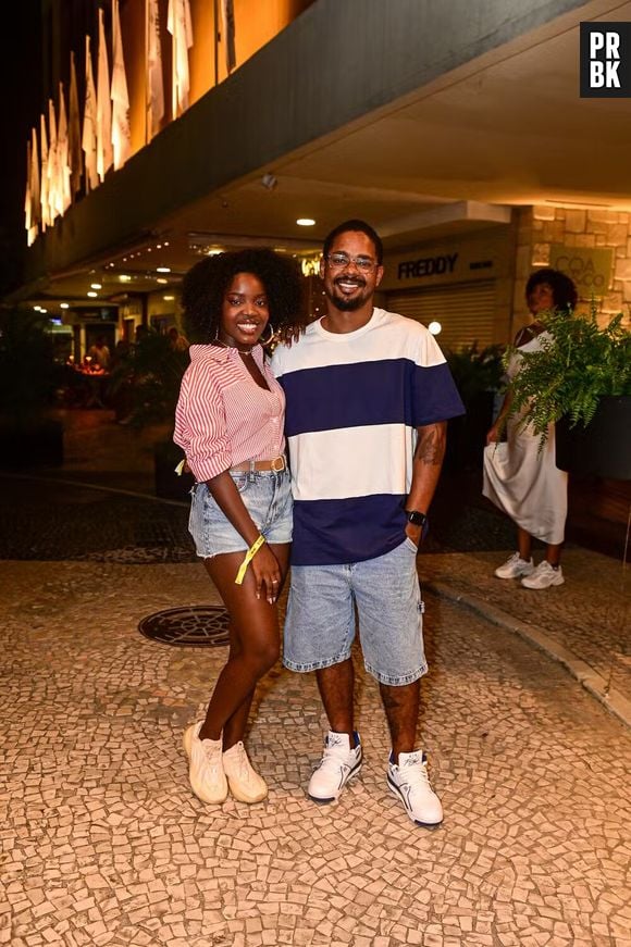 Clara Moneke apostou no shortinho jeans para assistir o show de Ivete Sangalo no Maracanã