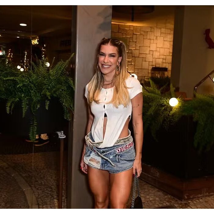 Lore Improta apostou em um look básico mas estiloso para curtir o show de Ivete Sangalo no Maracanã