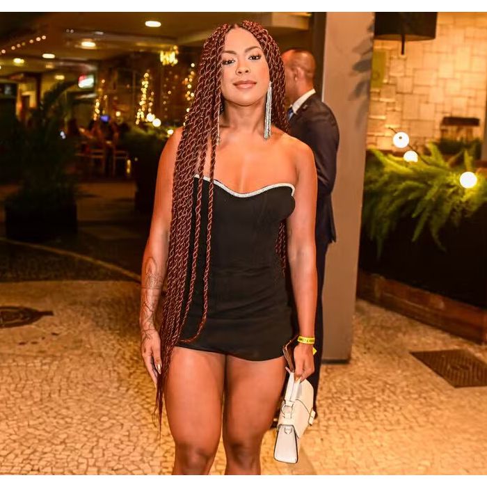 Marvvila estava deslumbrante com vestidinho bem curto no show de Ivete Sangalo no Maracanã