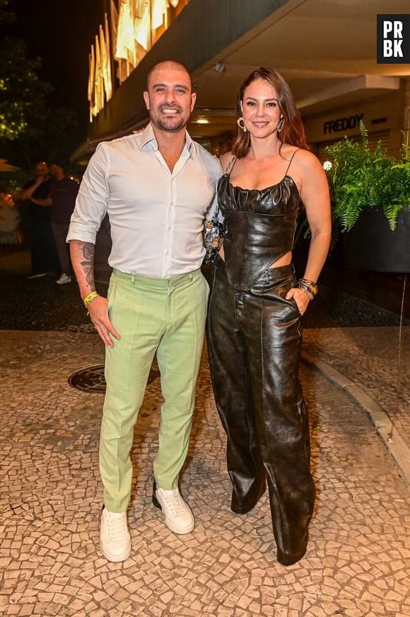 Paolla Oliveira poderosa com look all black ao lado de Diogo Nogueira, que também estava super estiloso, no show de Ivete Sangalo no Maracanã