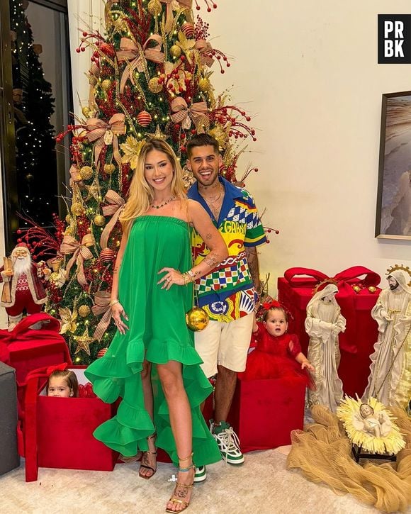 Virginia usou vestido verde com babados para comemorar Natal com a família