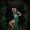 Emily Garcia apostou em vestido verde metalizado