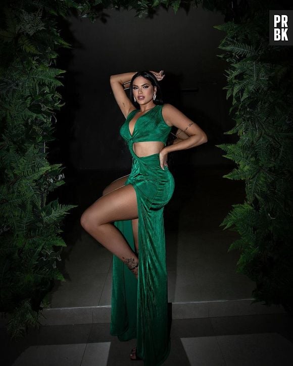 Emily Garcia apostou em vestido verde metalizado