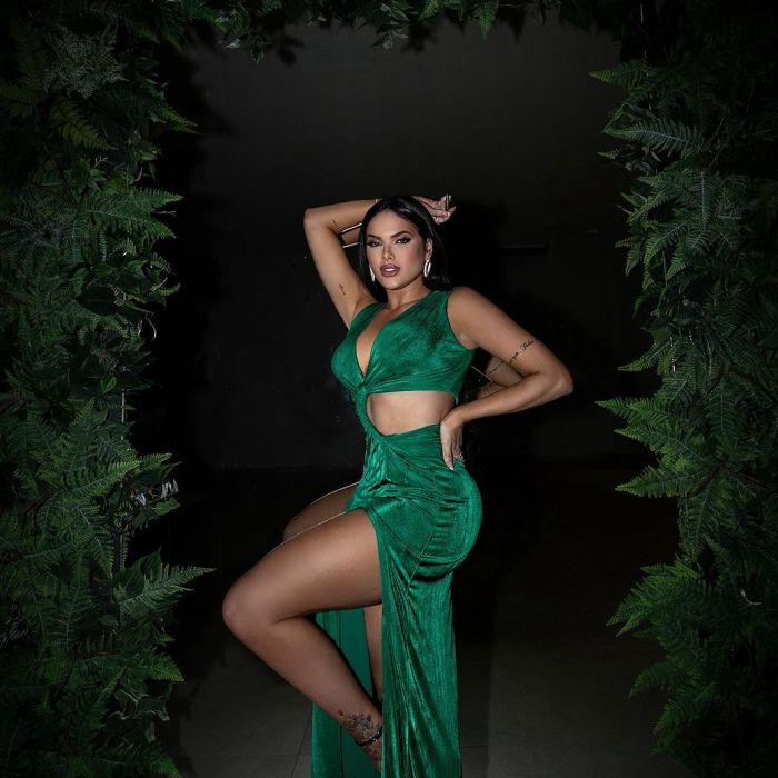 Emily Garcia apostou em vestido verde metalizado