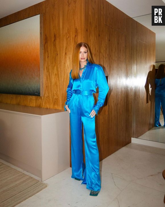 Provando que fica bem com todas as cores, Marina Ruy Barbosa com look todo azul