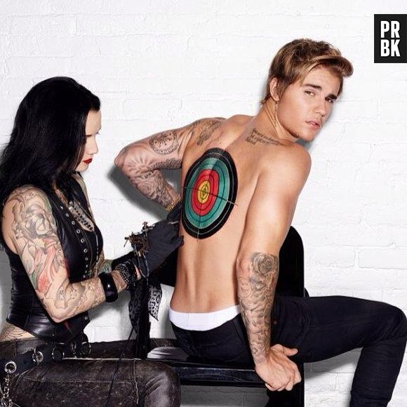 Justin Bieber fazendo tatuagem fake para a chamada do Comedy Central Roast