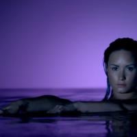 Demi Lovato aparece nua em clipe de "Neon Lights" e esgota ingressos no Brasil