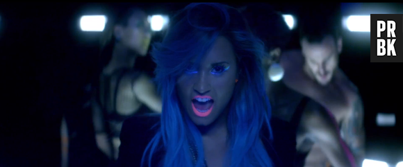 Demi Lovato mostra que cresceu em clipe de "Neon Lights"