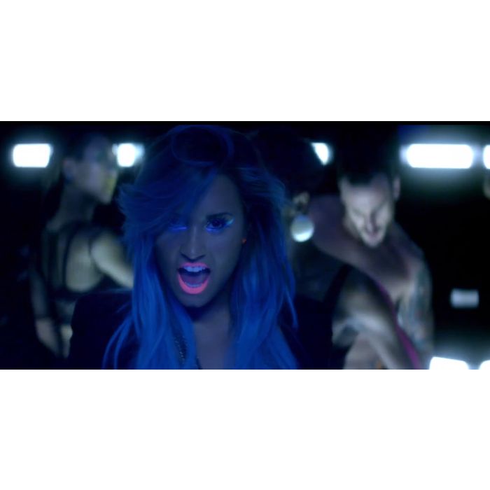 Demi Lovato mostra que cresceu em clipe de &quot;Neon Lights&quot;