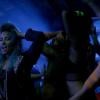 Demi Lovato aparece festeira em clipe de "Neon Lights"