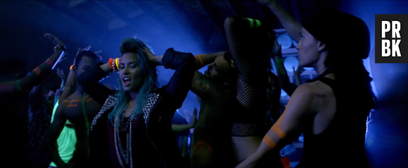 Demi Lovato aparece festeira em clipe de "Neon Lights"