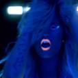 Demi Lovato surge com maquiagem intensa em "Neon Lights"